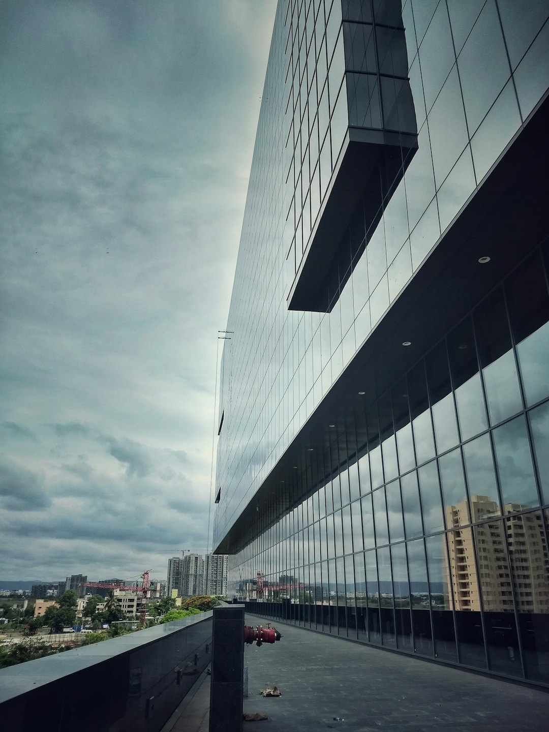 Esterno di un moderno edificio per uffici con finestre in vetro riflettente.
