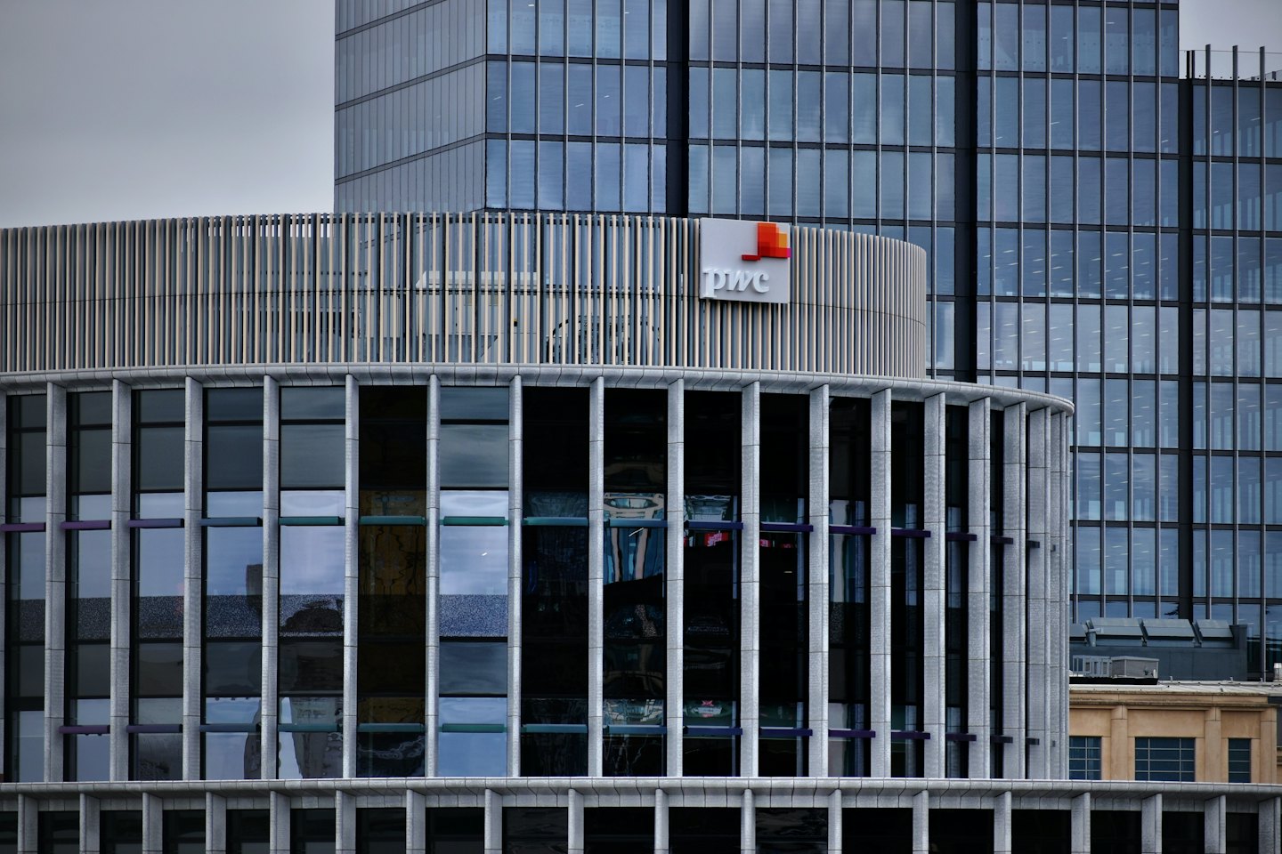 Edificio aziendale PWC con alette metalliche e finestre di vetro.